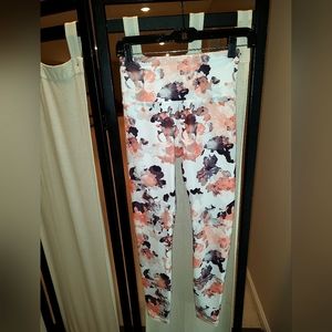 Super soft leggings Sz small. Worn once.